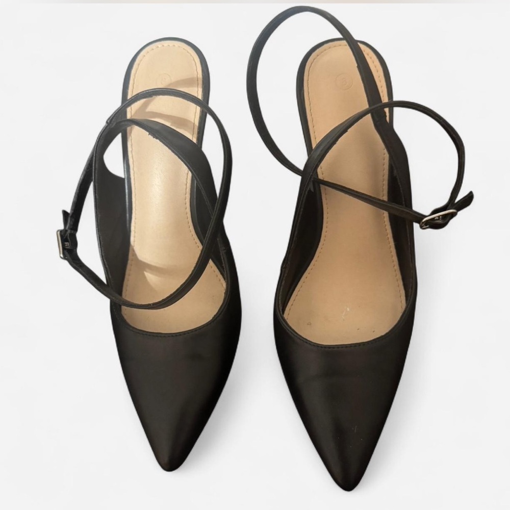 Classic black ankle strap pumps-